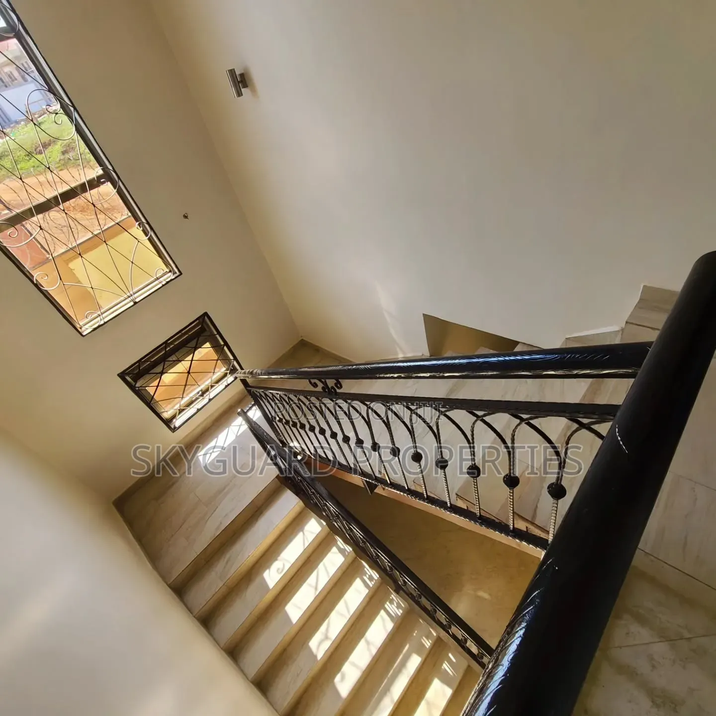 6bdrm Mansion in Kigo, Central Division for rent
