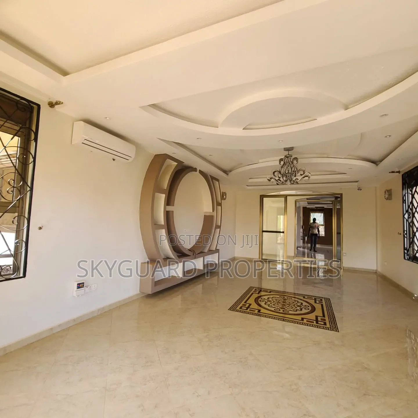 6bdrm Mansion in Kigo, Central Division for rent