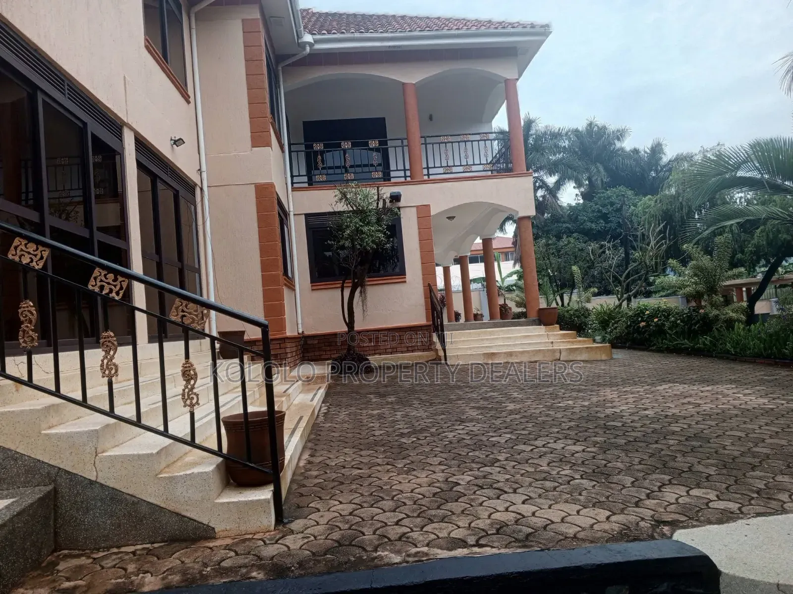 5bdrm Duplex in Bugolobi, Central Division for rent