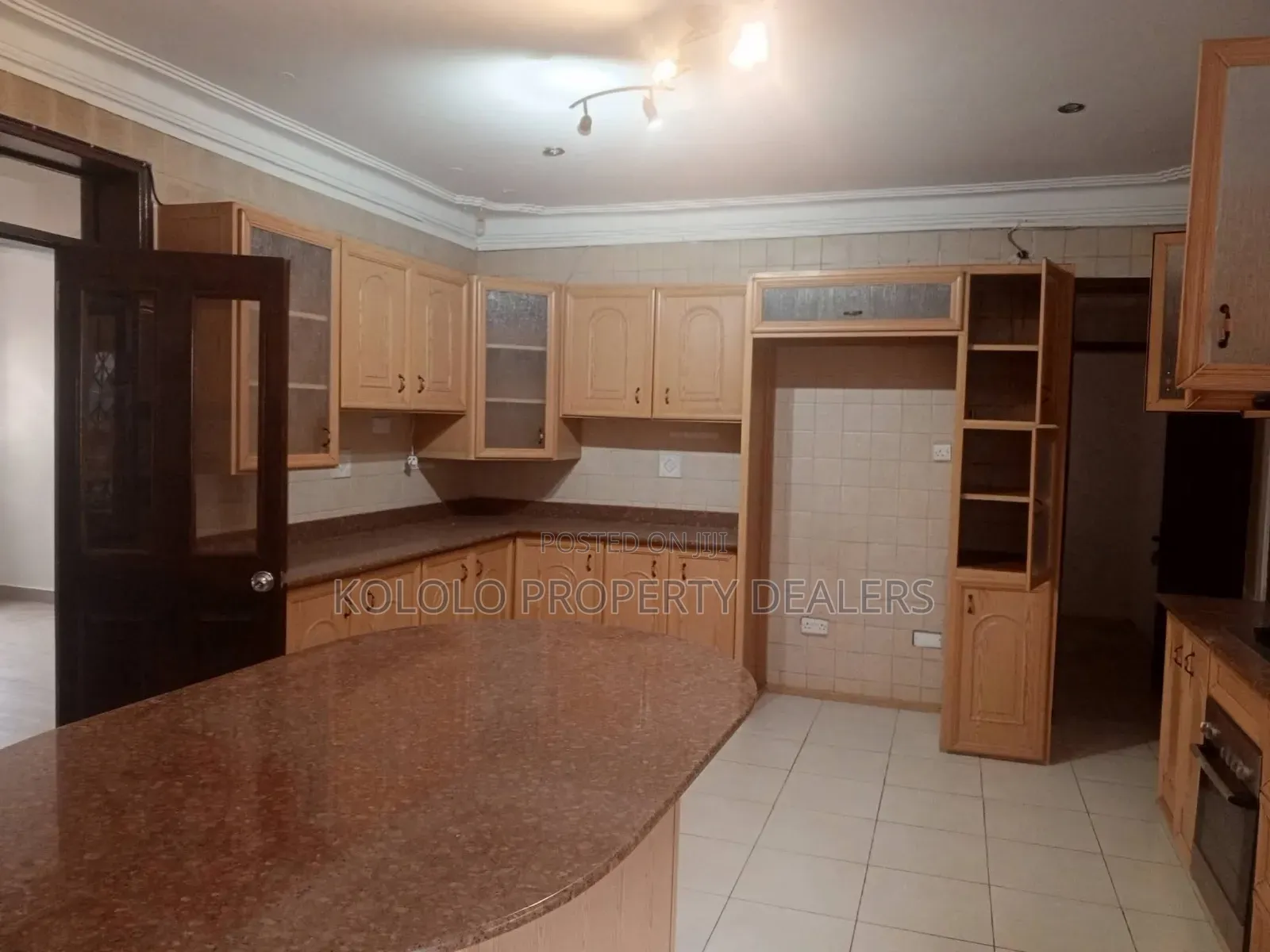 5bdrm Duplex in Bugolobi, Central Division for rent