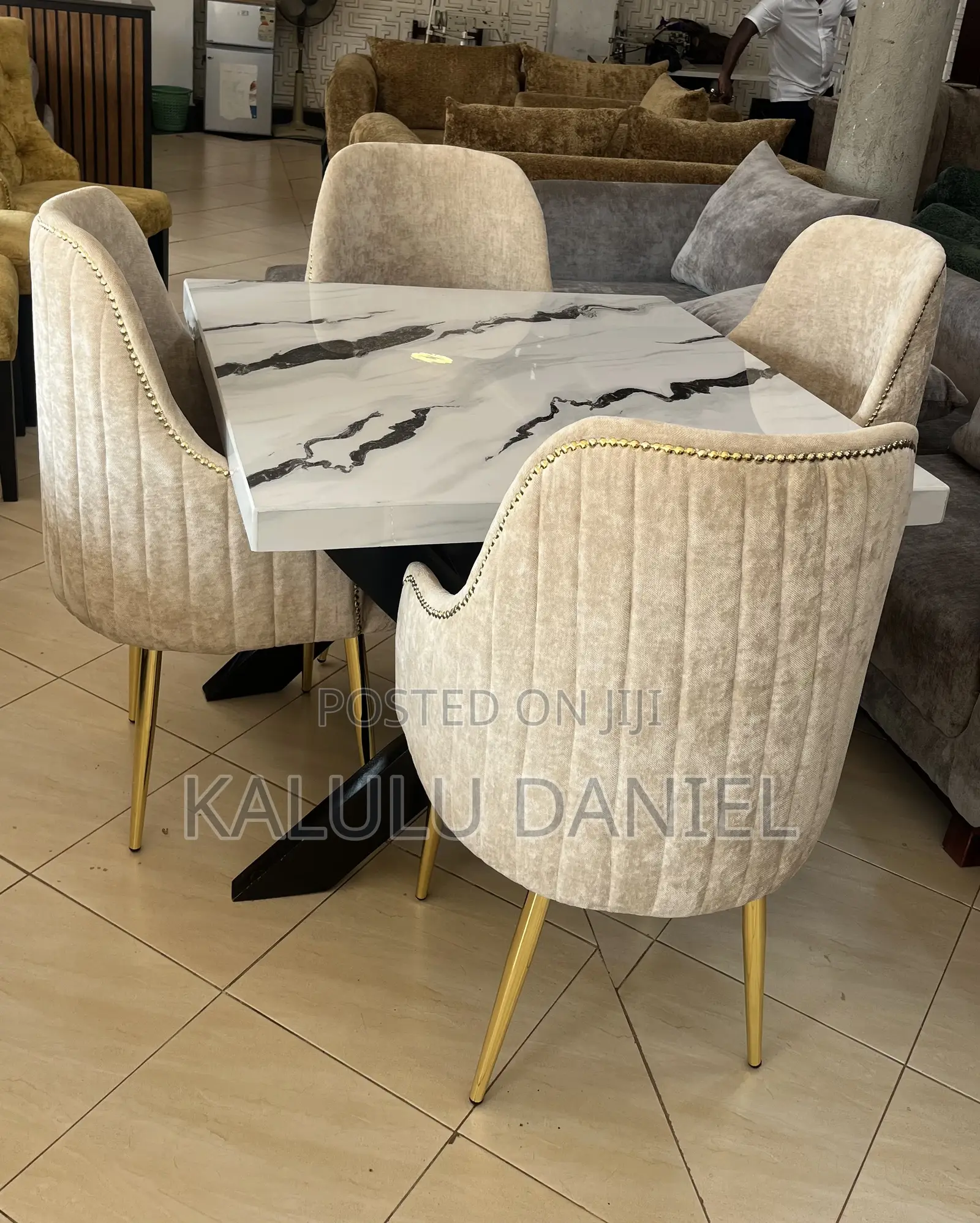 Modren 4 Seater Dinning Table and Chairs
