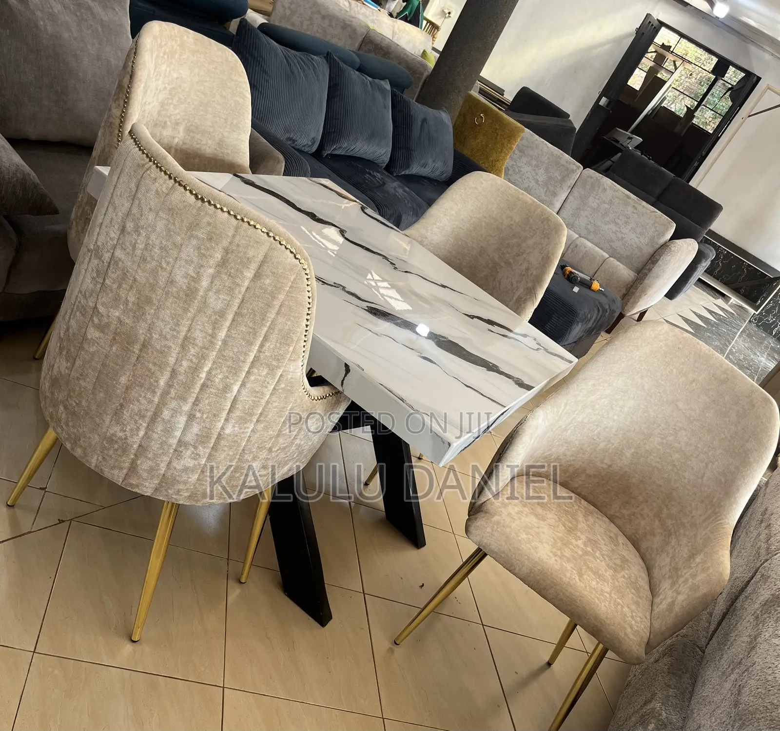 Modren 4 Seater Dinning Table and Chairs