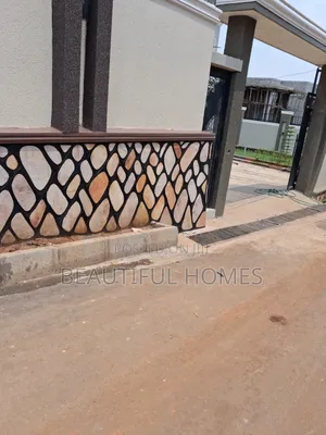 Furnished 6bdrm Duplex in Kira Tarmacked for sale