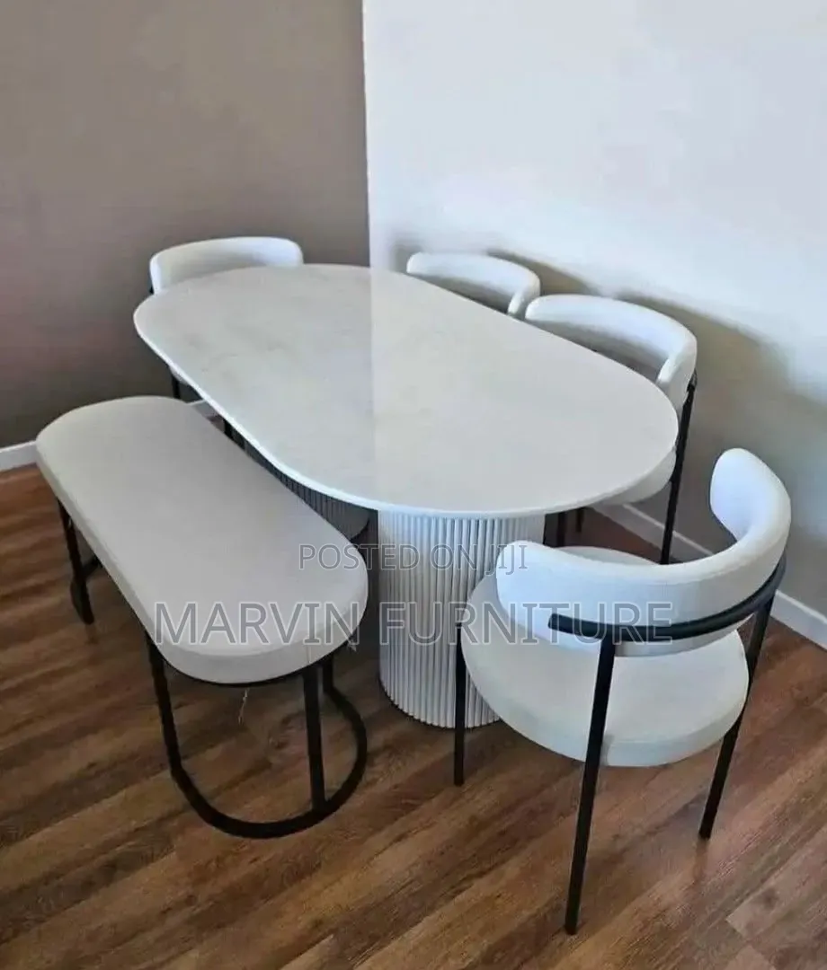 Dinning Table Available Now Now 6 Seaters