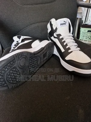 Puma Unisex Rebound V6Sneaker