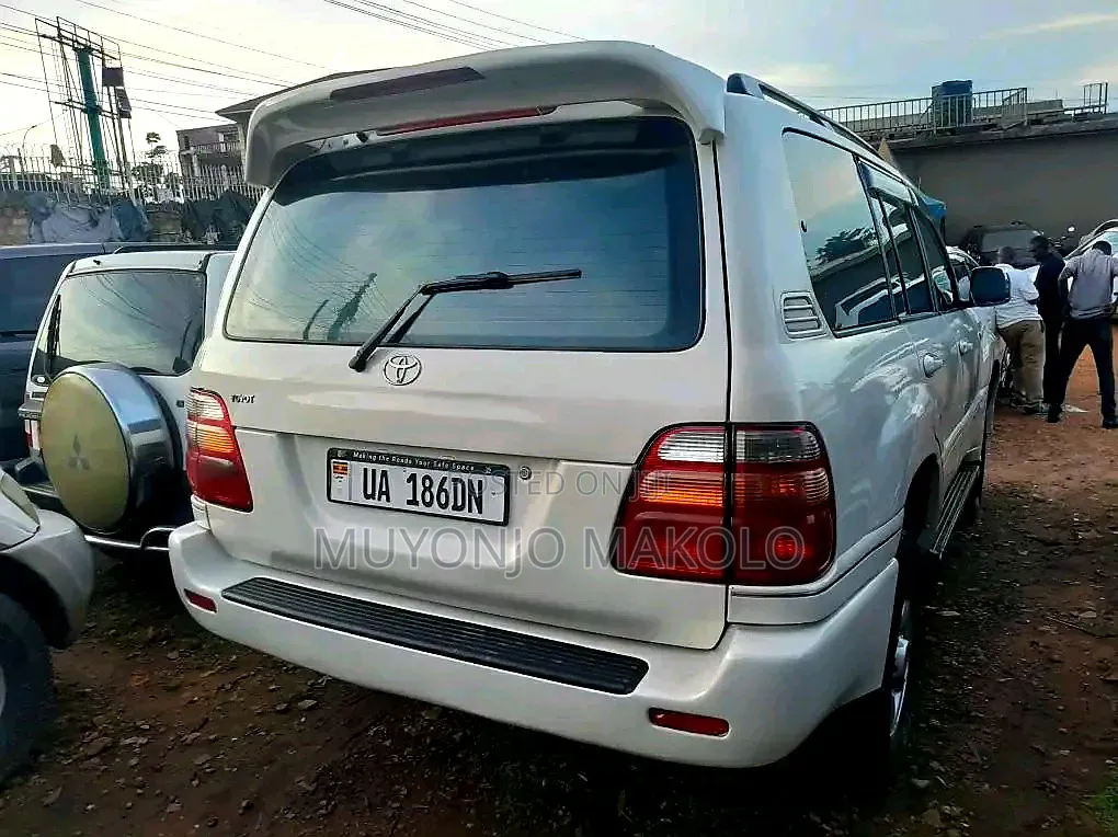 Toyota Land Cruiser 2002 White