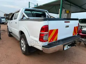 Toyota Hilux 2010 White