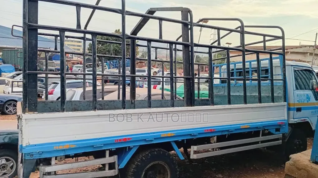 Mitsubishi Canter Truck 1998 White