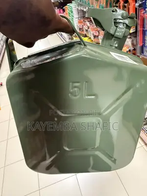 5-Liter Metal Steel Jerrycan for Storing and Transporting Fuel