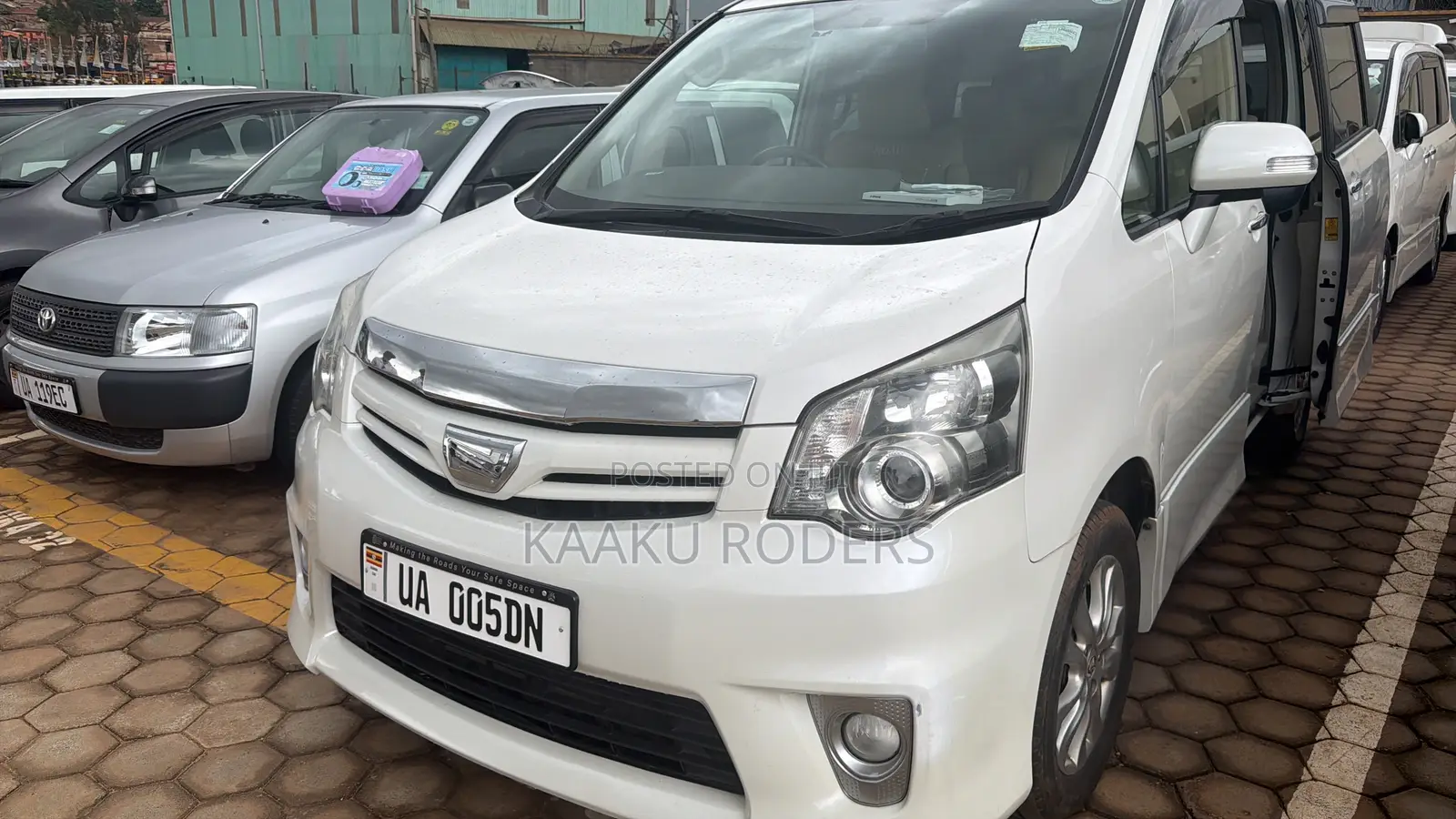 Toyota Noah 2.0 143hp AWD (8 Seater) 2012 White