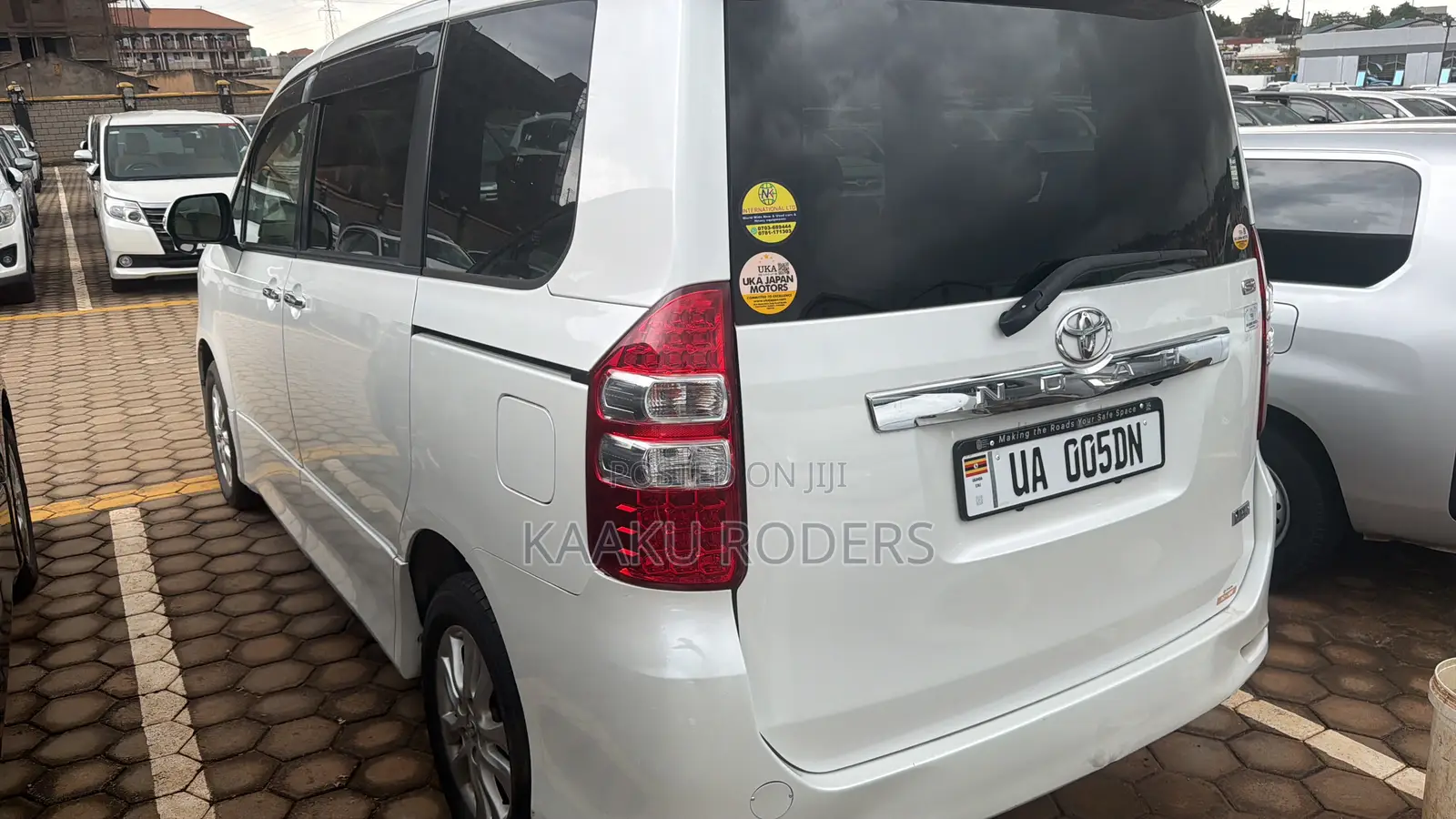 Toyota Noah 2.0 143hp AWD (8 Seater) 2012 White