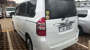 Toyota Noah 2.0 143hp AWD (8 Seater) 2012 White
