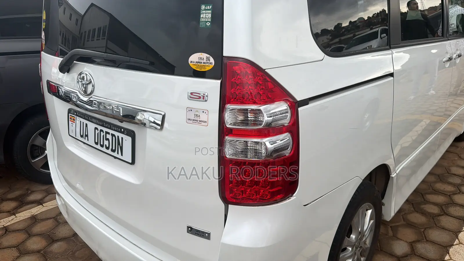 Toyota Noah 2.0 143hp AWD (8 Seater) 2012 White
