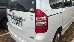 Toyota Noah 2.0 143hp AWD (8 Seater) 2012 White