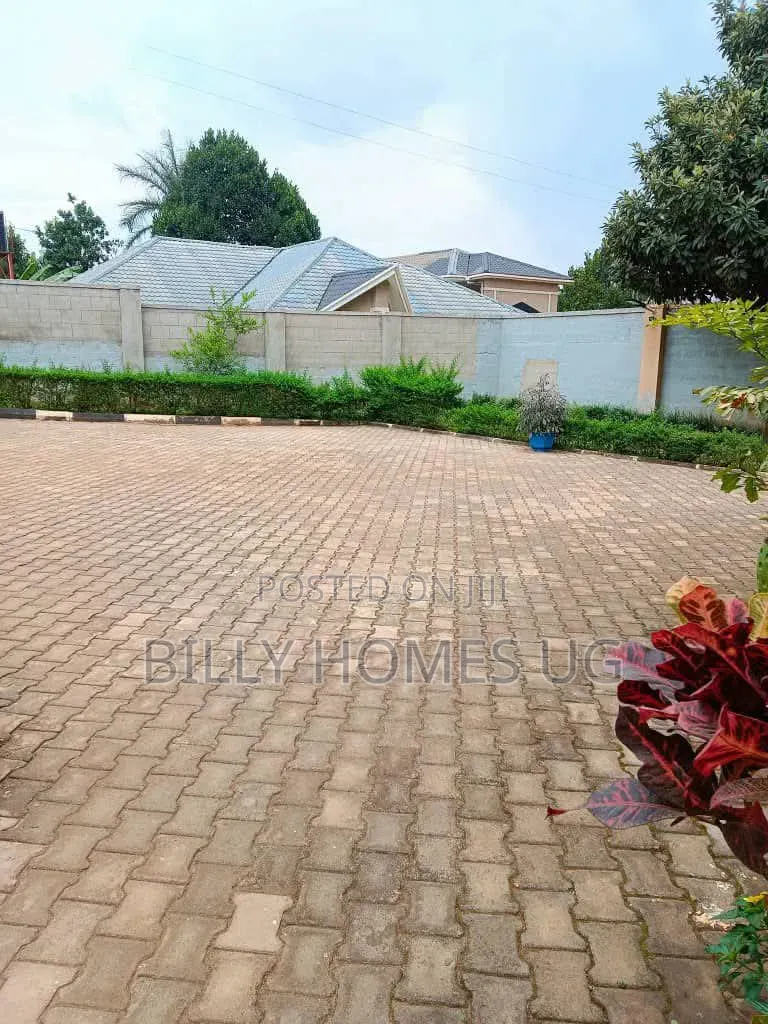 4bdrm Bungalow in Ssisa for sale