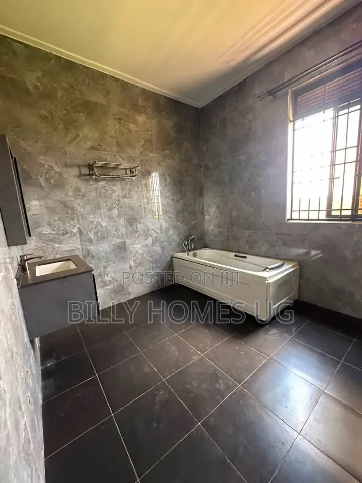 5bdrm Villa in Kira for sale