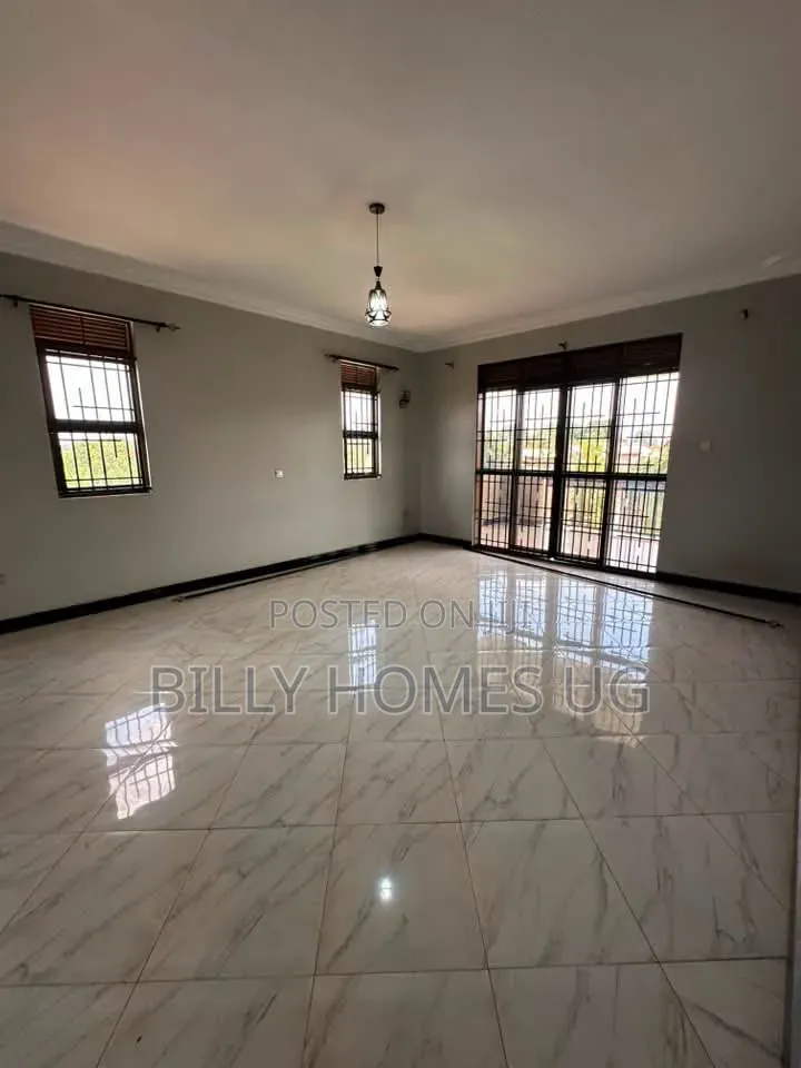 5bdrm Villa in Kira for sale