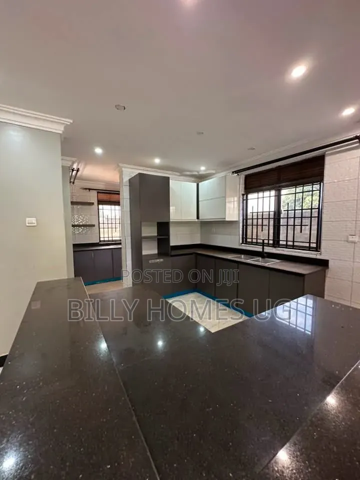 5bdrm Villa in Kira for sale