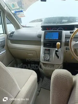 Toyota Noah 2.0 143hp AWD (7 Seater) 2009 White