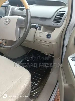 Toyota Noah 2.0 143hp AWD (7 Seater) 2009 White