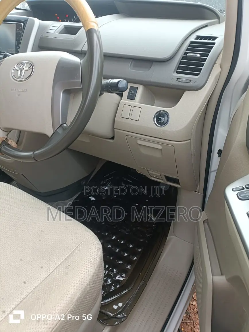 Toyota Noah 2.0 143hp AWD (7 Seater) 2009 White