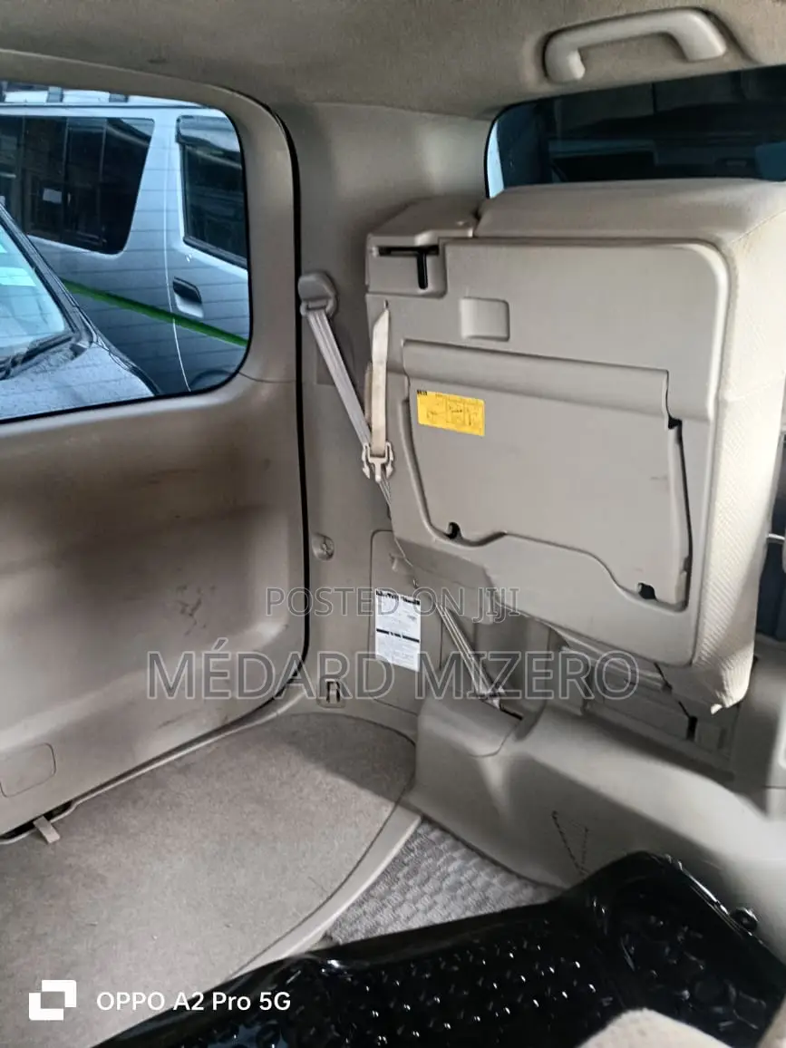 Toyota Noah 2.0 143hp AWD (7 Seater) 2009 White