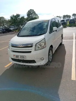 Toyota Noah 2.0 143hp AWD (7 Seater) 2009 White
