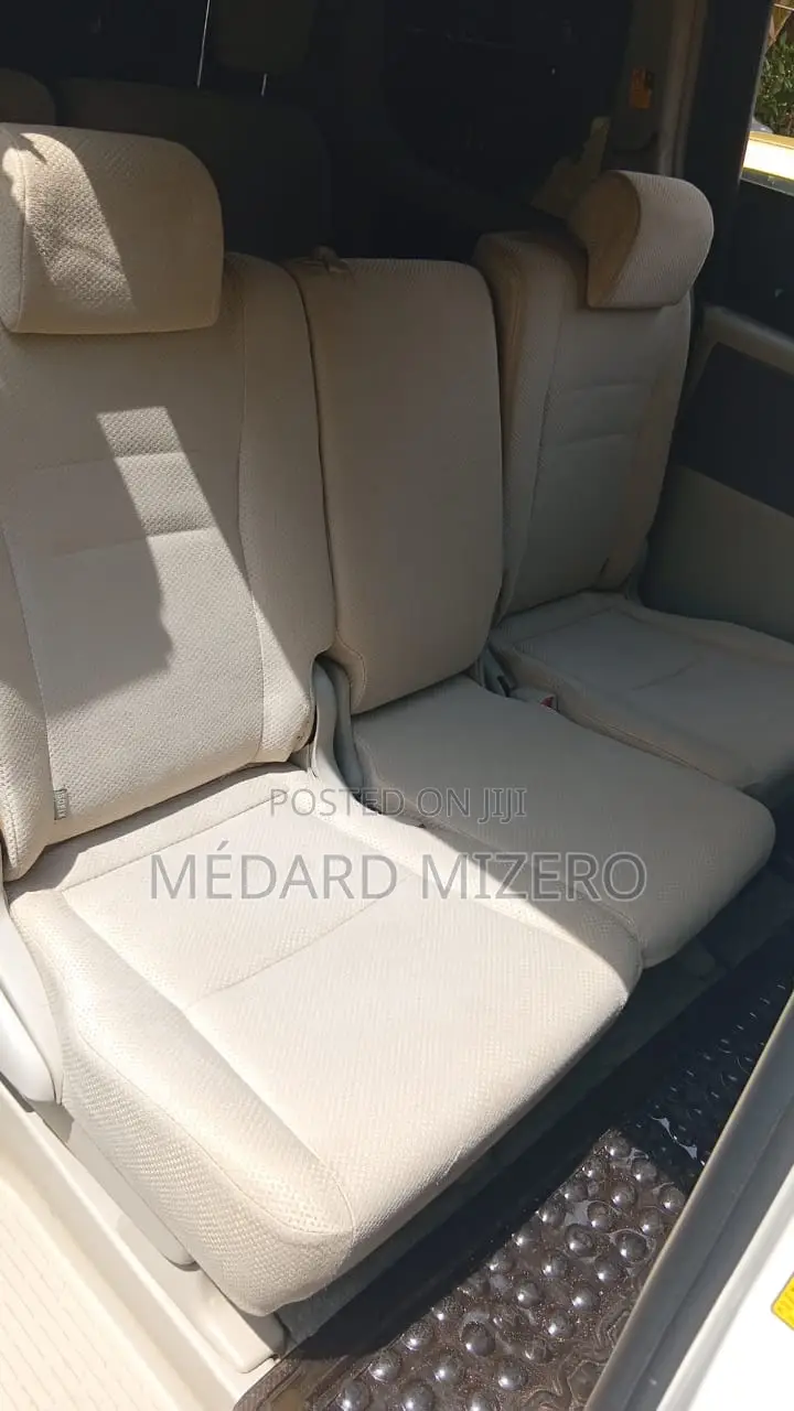 Toyota Noah 2.0 143hp AWD (7 Seater) 2009 White