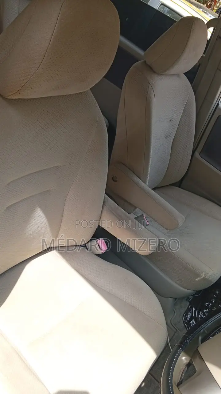 Toyota Noah 2.0 143hp AWD (7 Seater) 2009 White