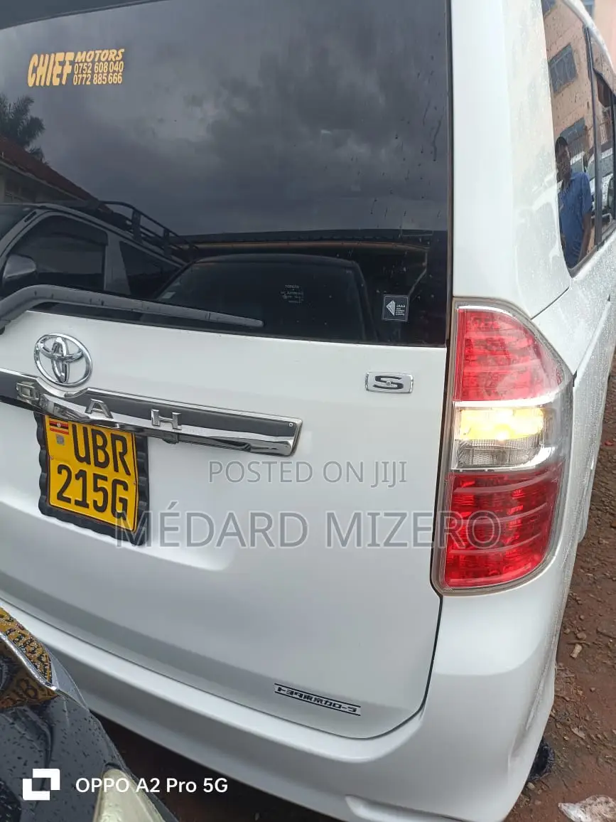 Toyota Noah 2.0 143hp AWD (7 Seater) 2009 White