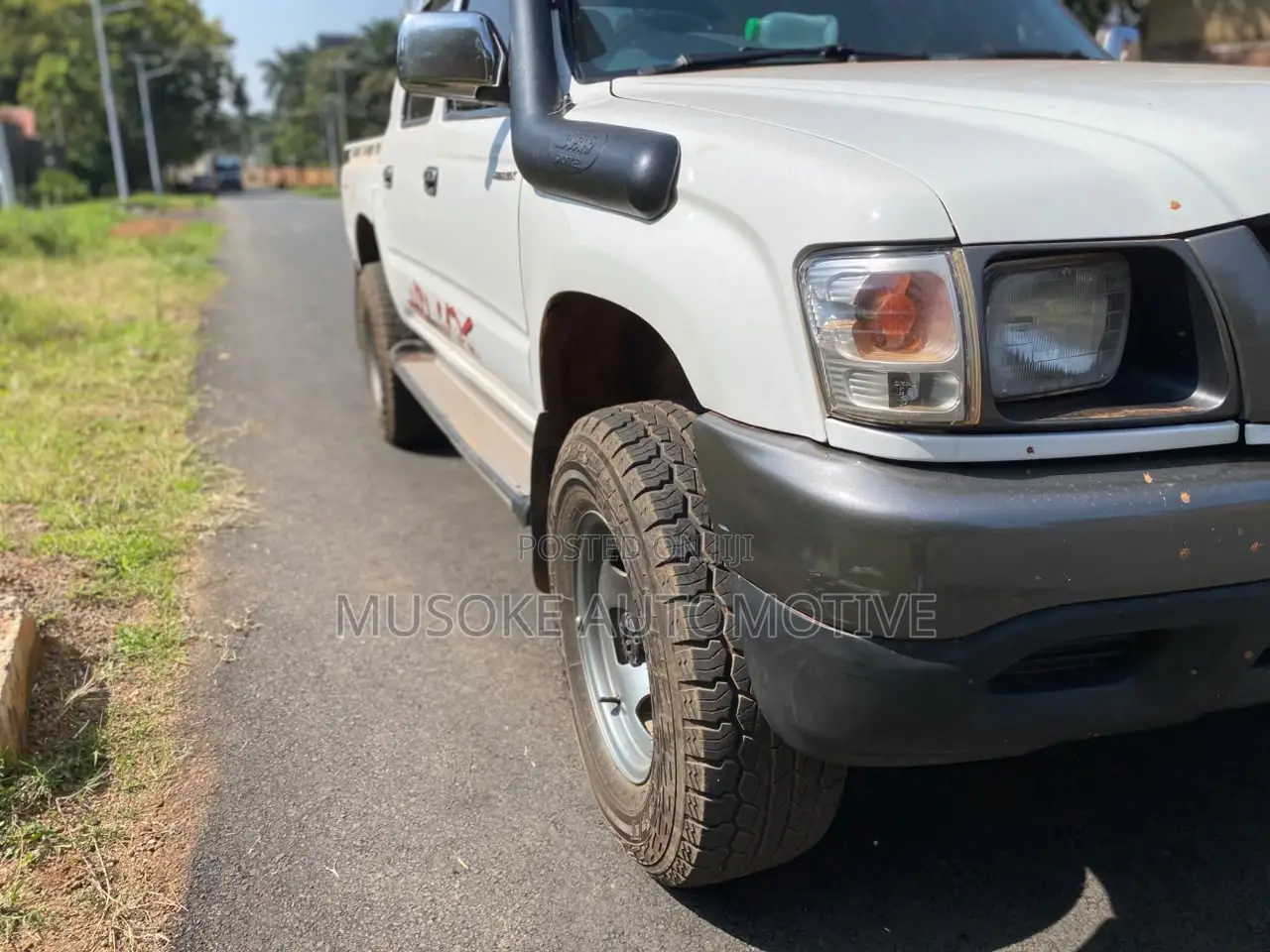 Toyota Hilux 1998 White