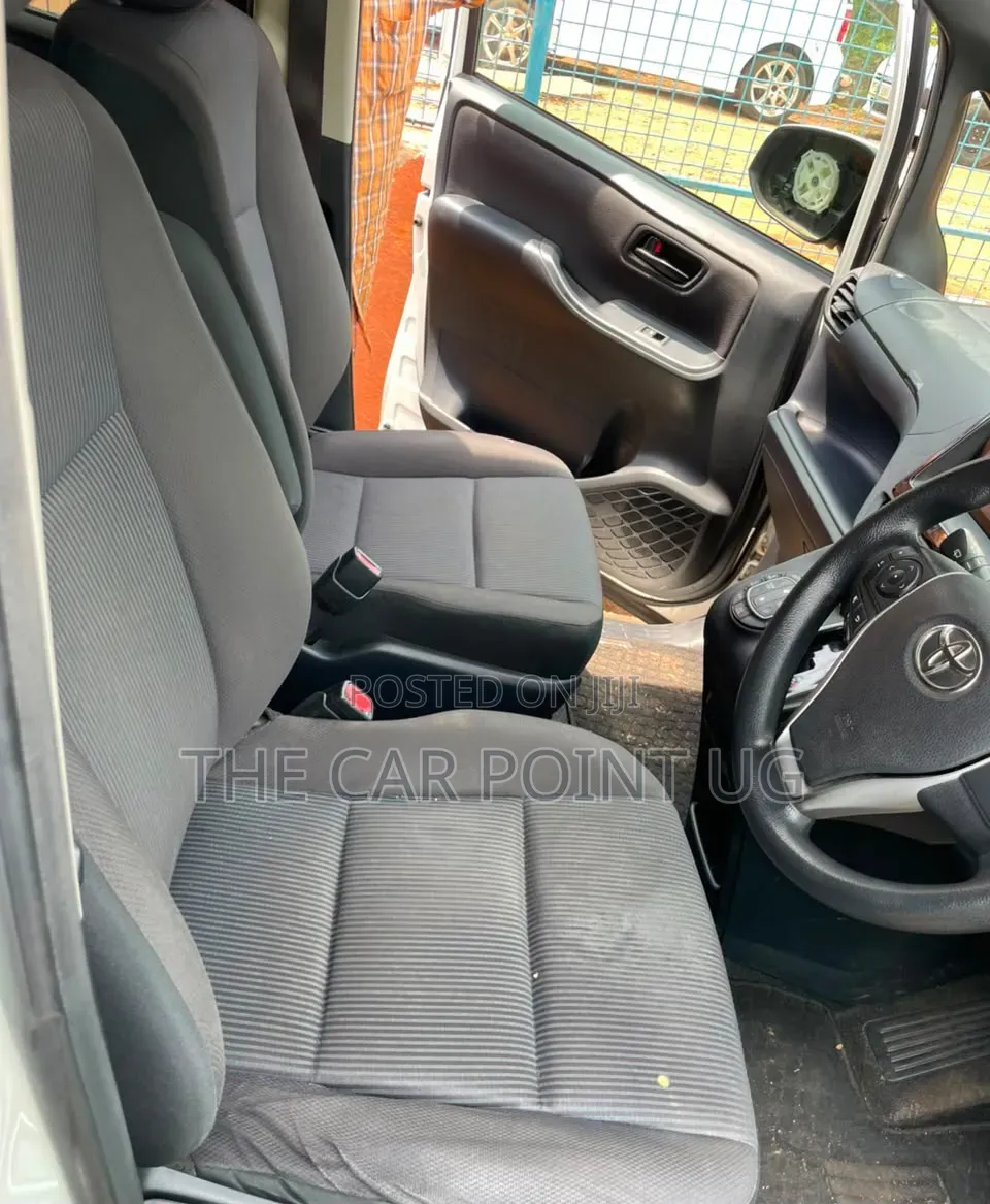 Toyota Noah 2014 Pearl