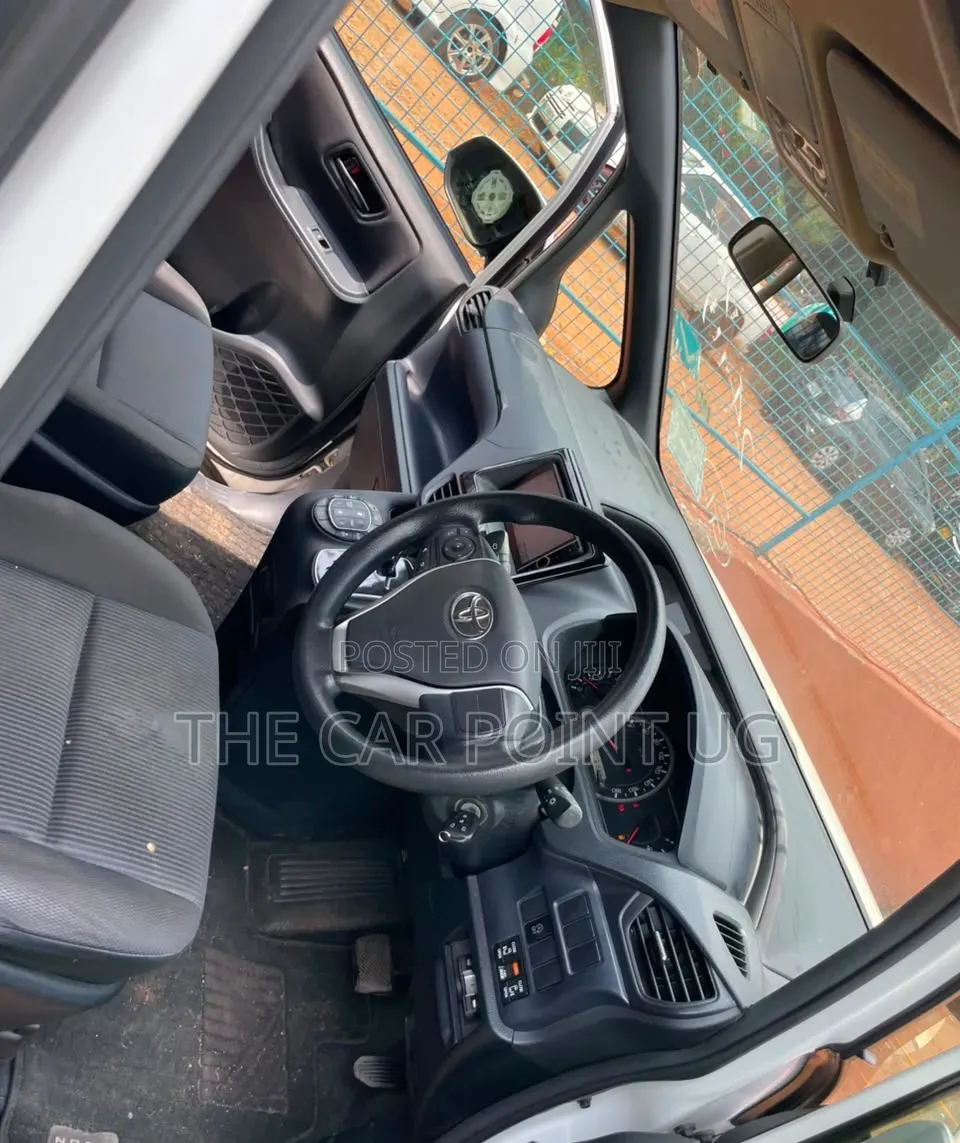 Toyota Noah 2014 Pearl