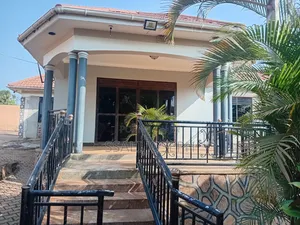 3bdrm House in Kiwenda, Busukuma for rent