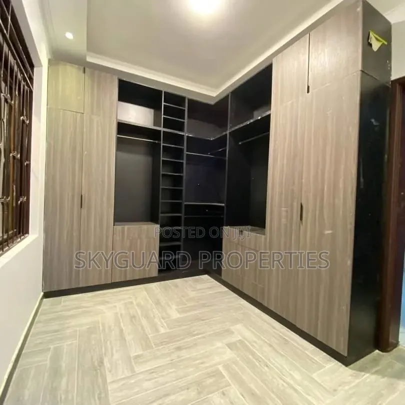6bdrm Mansion in Munyonyo, Central Division for rent