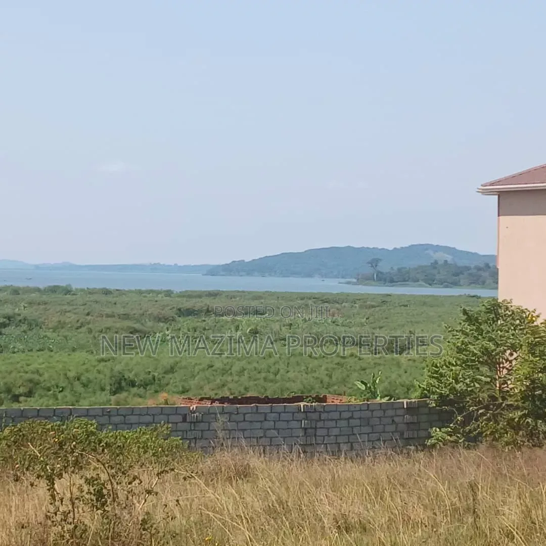 Lake Plot in Well Fence Quick Sale Just After Munyonyo Be4 Kazi Beach