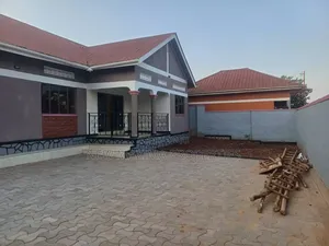 4bdrm Bungalow in Namasuba Heights, Central Division for sale
