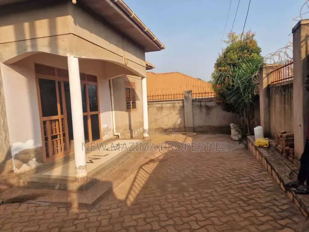 Gues House With Over 9 Self Contained Guest Rooms on Sale