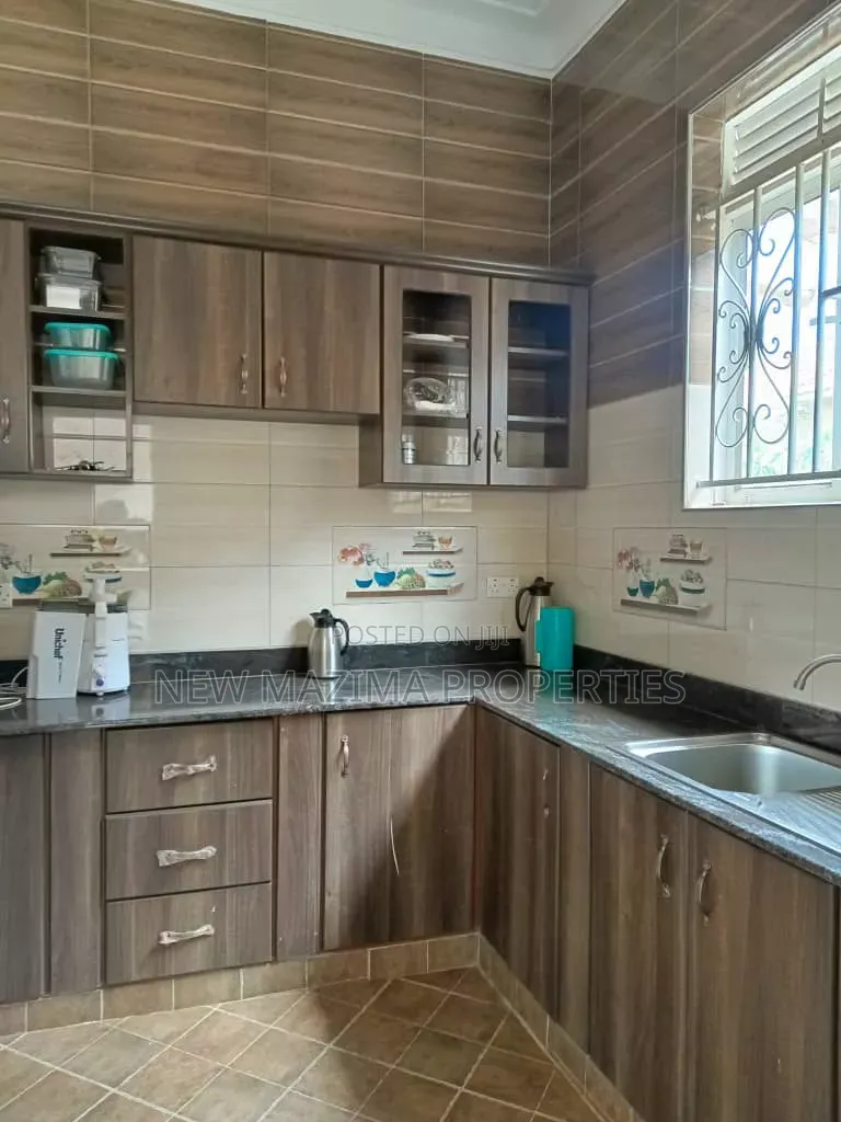 4bdrm Bungalow in Kitende Ntebe Rd, Central Division for sale