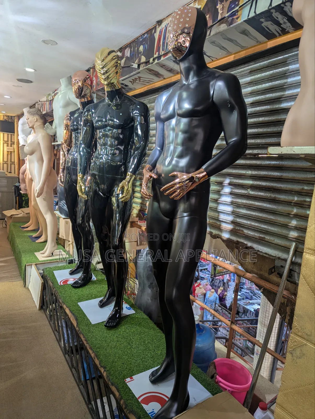 Body Mannequins Feature a Striking Matte Black