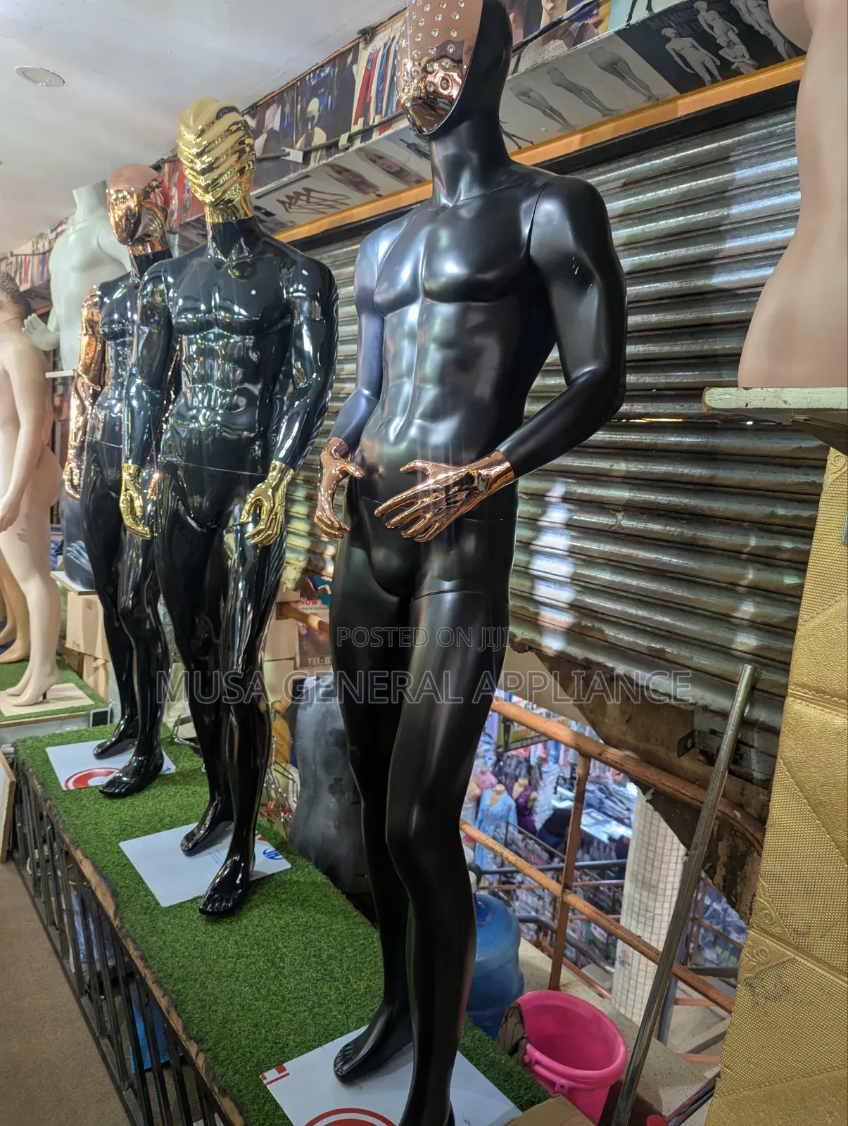 Body Mannequins Feature a Striking Matte Black