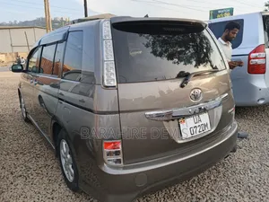 Toyota ISIS 2011 Gray