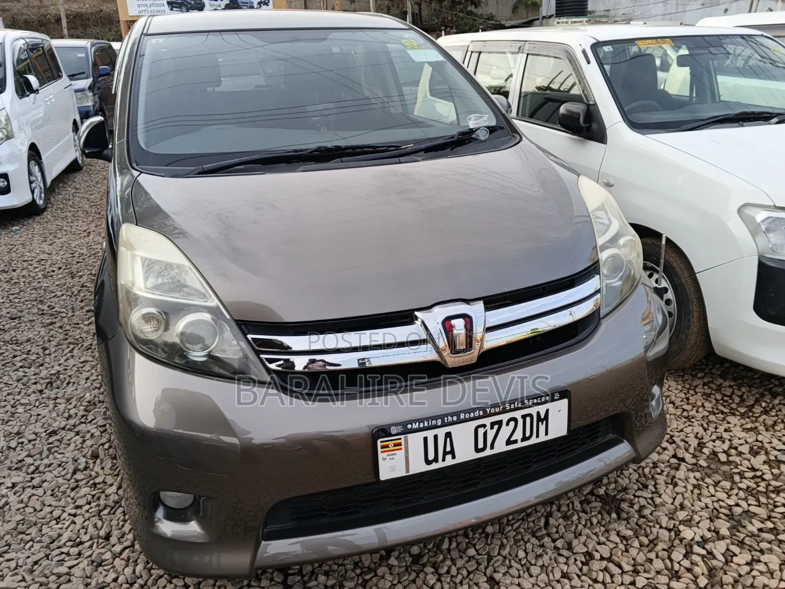 Toyota ISIS 2011 Gray