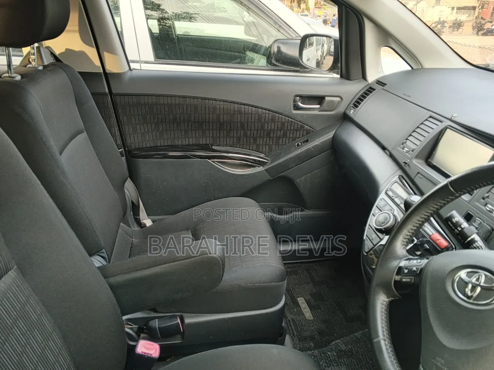 Toyota ISIS 2011 Gray