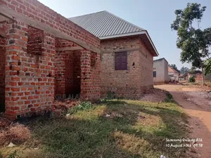 3bdrm Apartment in Kizito Zone, Luwero TC for sale