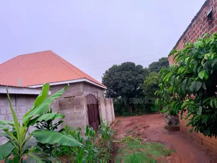 3bdrm Apartment in Kizito Zone, Luwero TC for sale