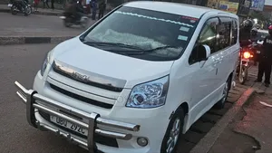 Toyota Noah 2010 White