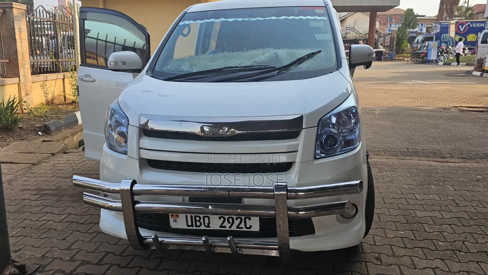 Toyota Noah 2010 White