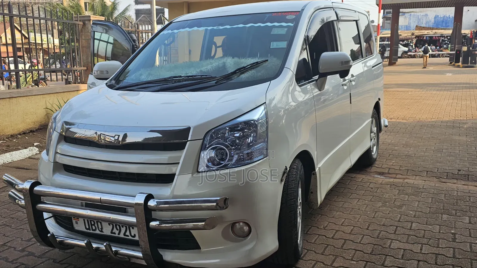 Toyota Noah 2010 White