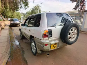 Toyota RAV4 Base FWD 1997 White